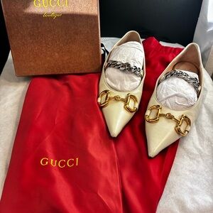 Gucci Women's Cream Flats with Gold Chain Detail